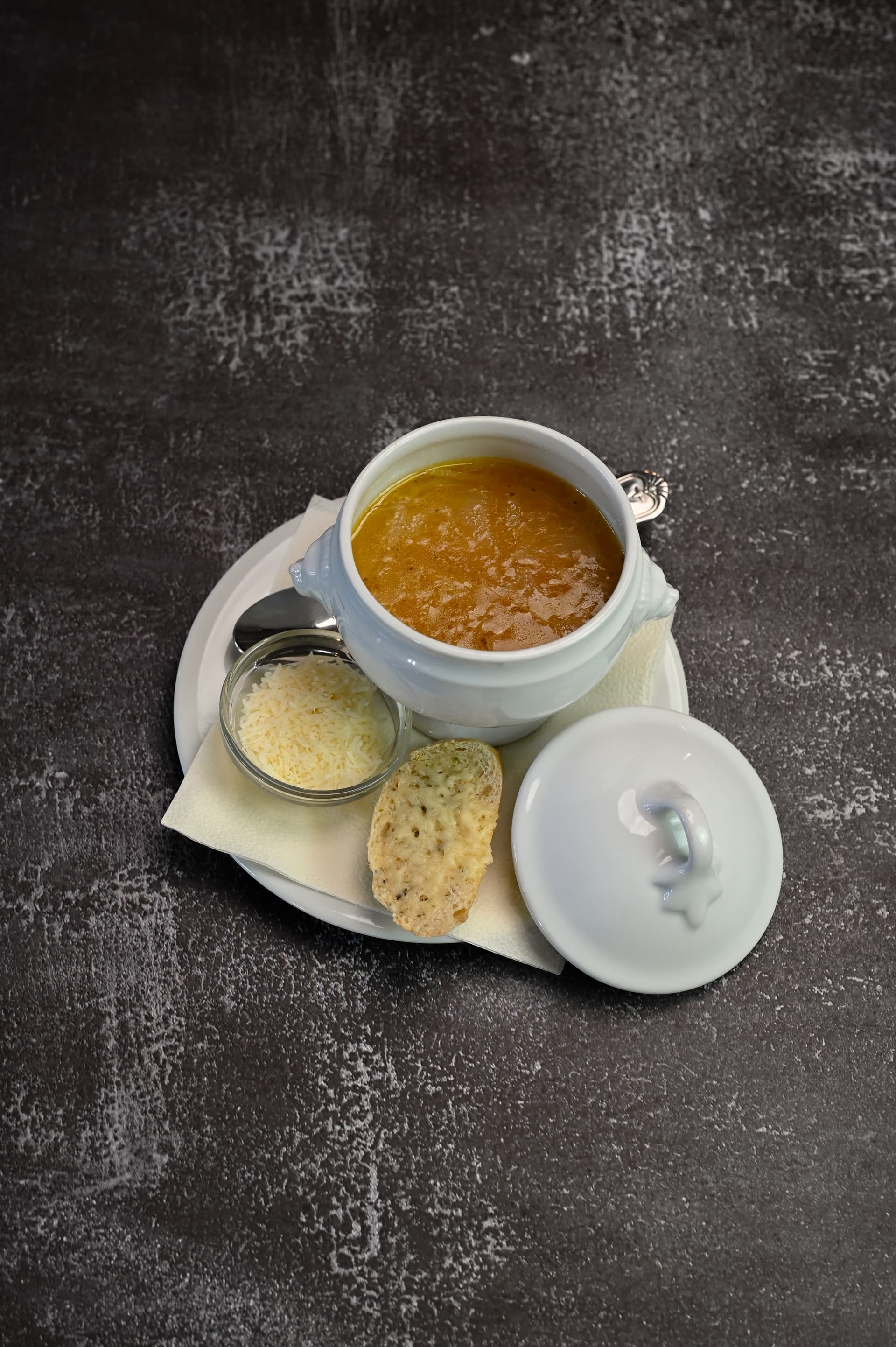 Französische Zwiebelsuppe mit Parmesan und Toast
