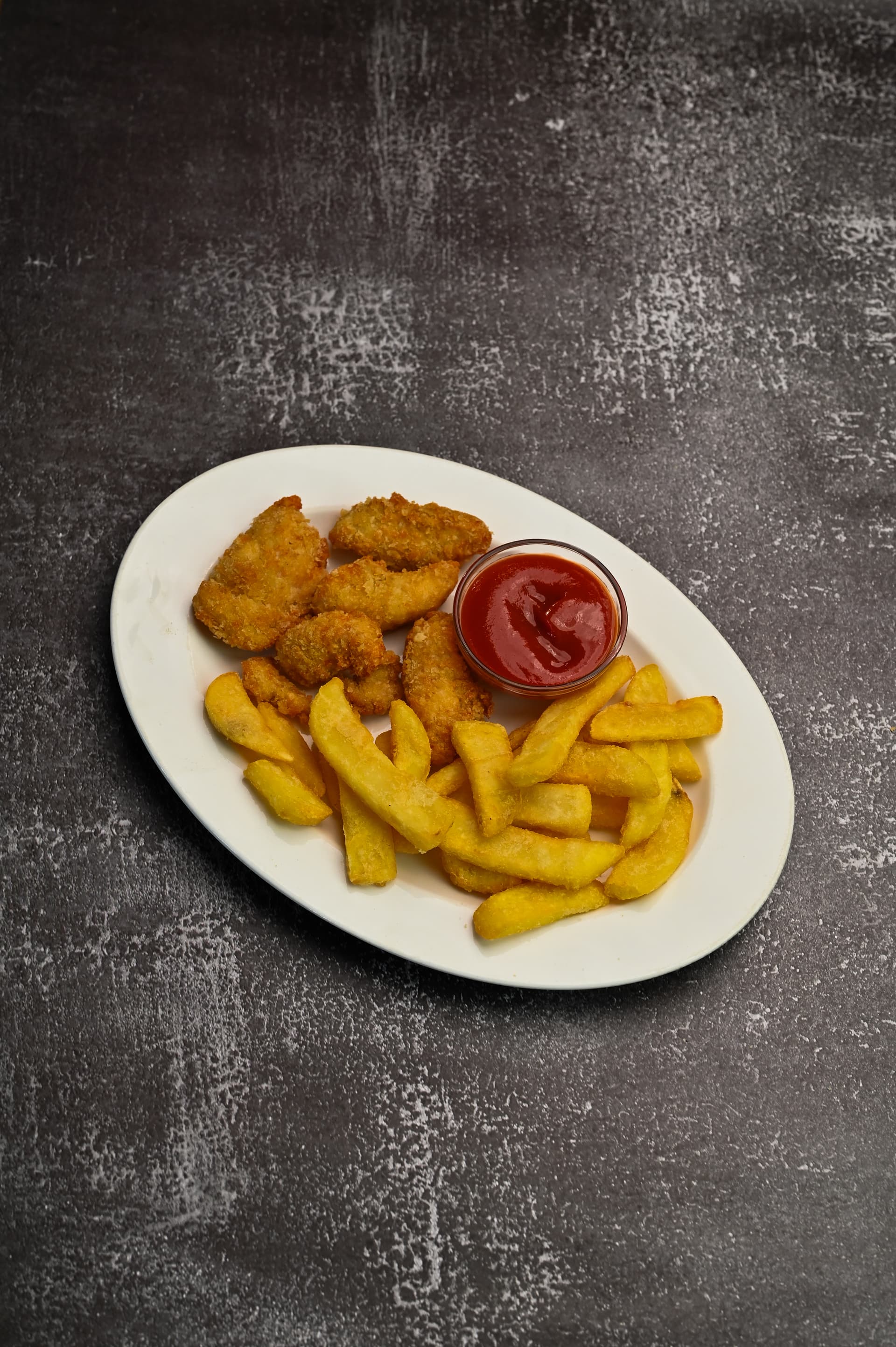 Hähnchen-Nuggets mit Pommes